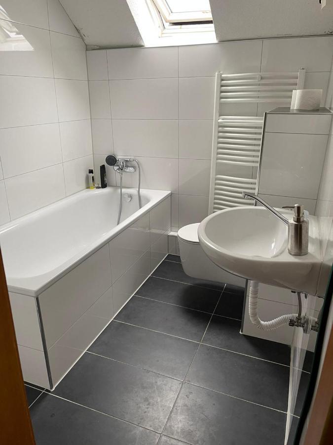 Apartment Bis Zu 8 Einzelbetten Stellplatz Wifi Essen Esterno foto